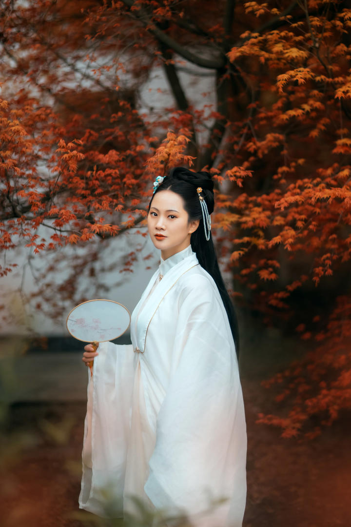 端庄大方的中国古装汉服美女艺术写真图片
