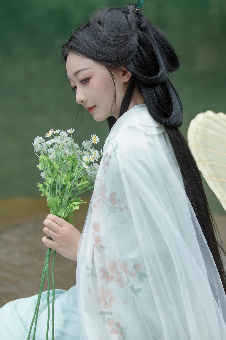 手捧鲜花的清纯古装美女艺术写真图片