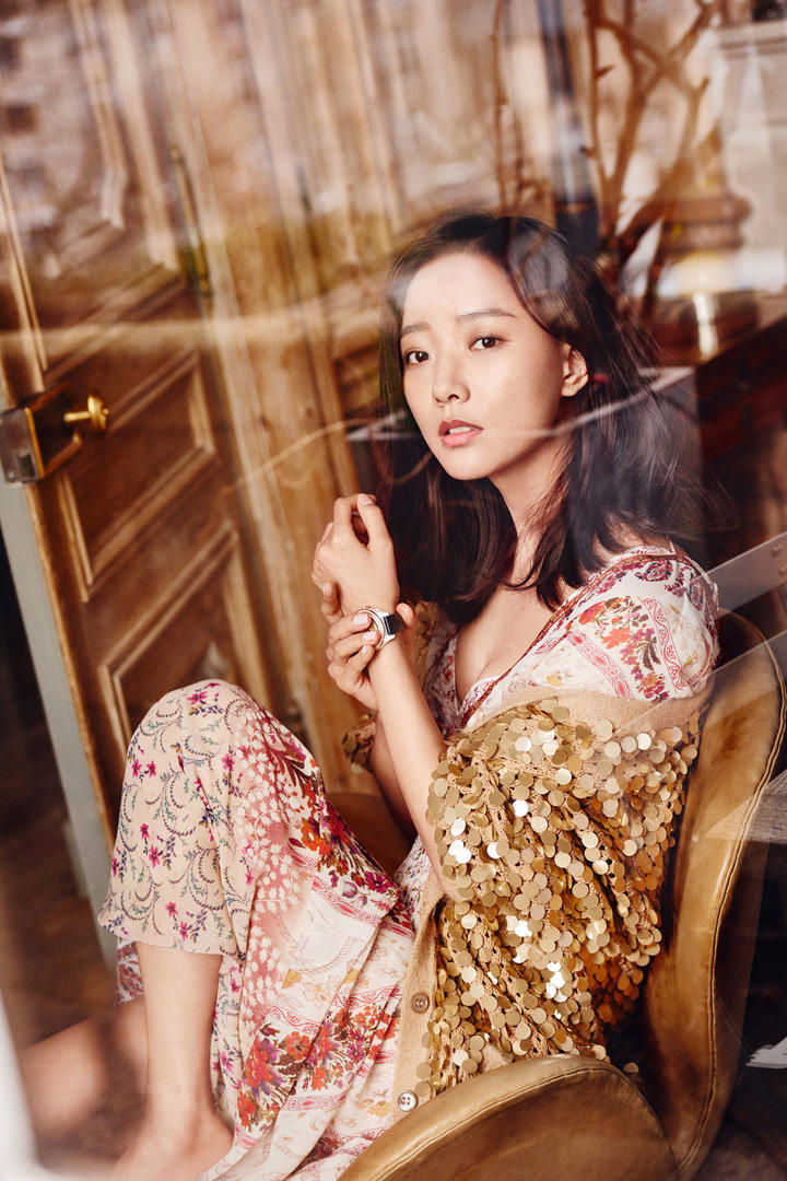 慵懒的坐在沙发上的中国美女明星王珞丹图片