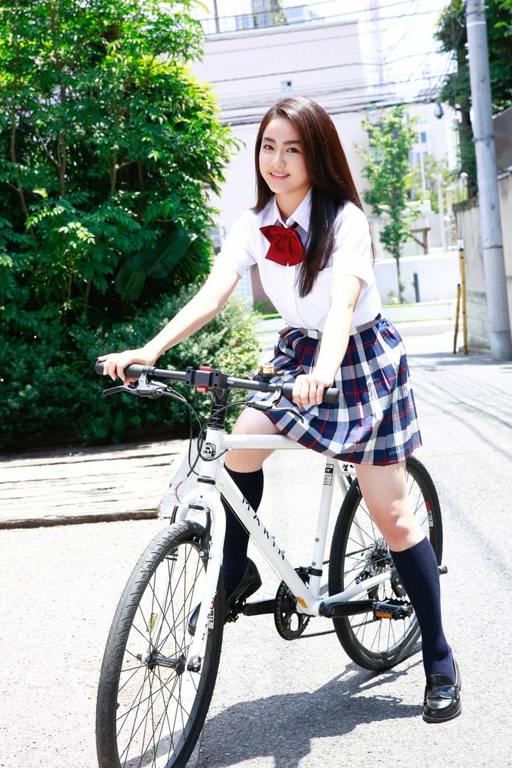 骑着自行车的日本清纯美女学生图片