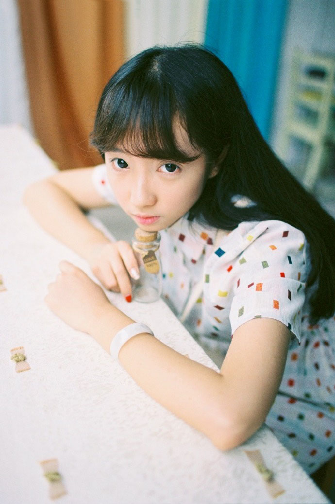 格子衫的甜美可爱少女