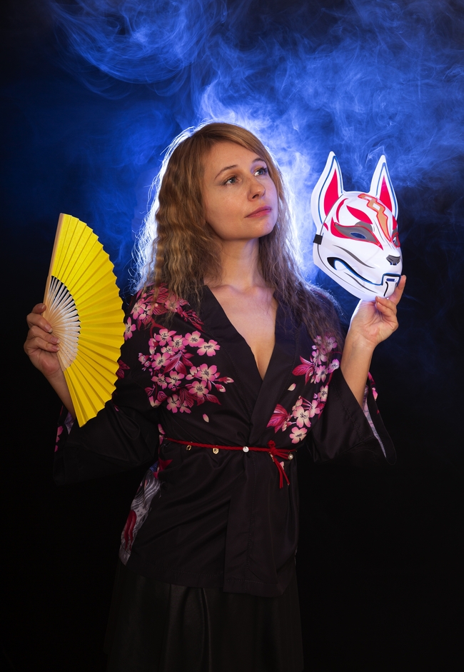 欧美手持面具的和服美女图片