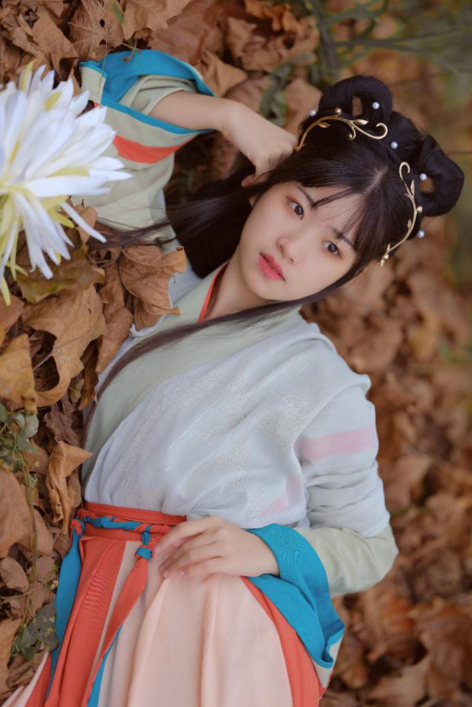 躺在落叶堆里的唯美古装美女艺术写真图片