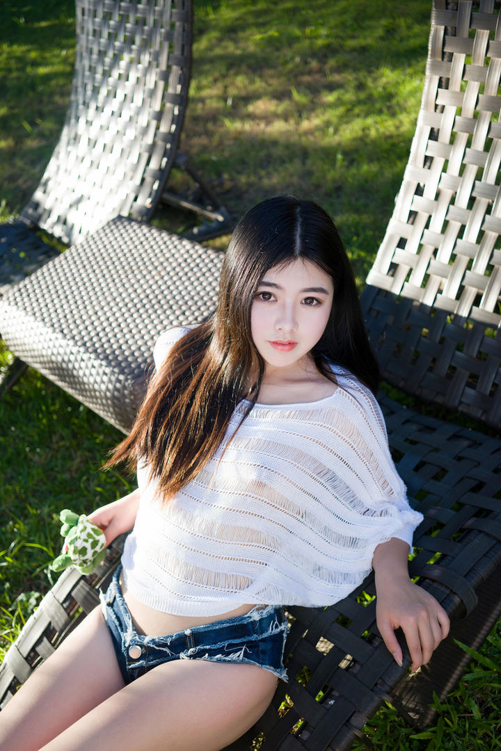 躺在靠椅上的大胸美女