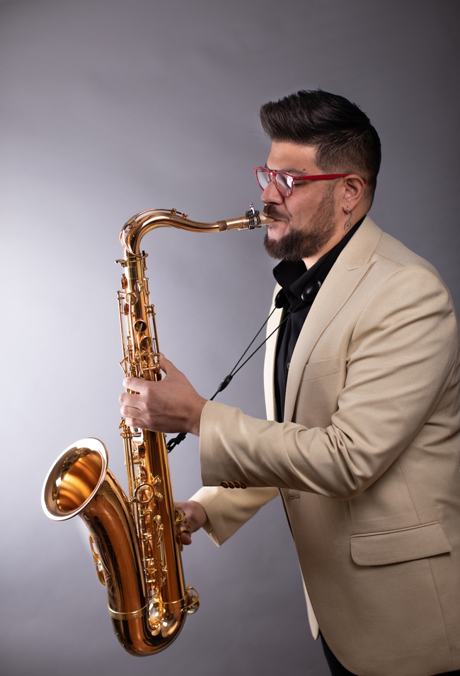 吹萨克斯的音乐家帅哥图片