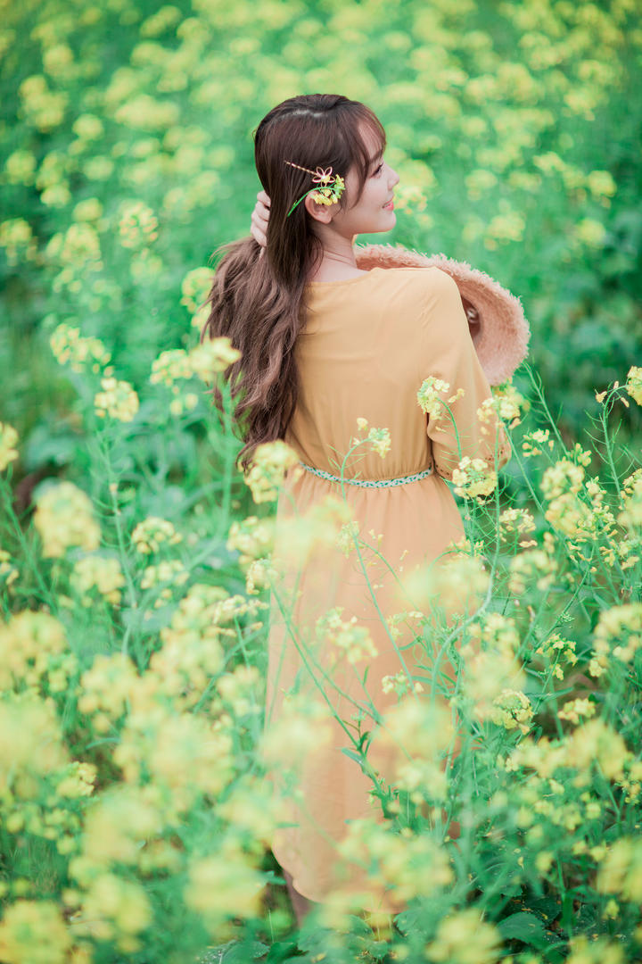 花园里的清纯可爱女生背影丹婷写真图片