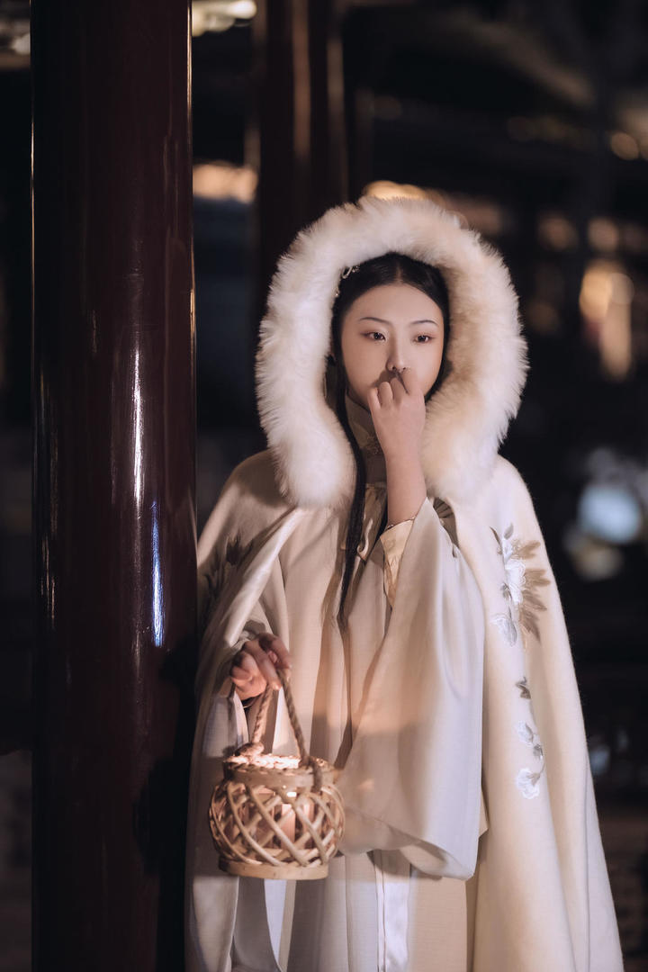 穿斗篷的高清古装美女艺术写真图片