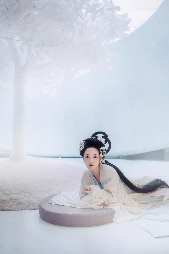 趴在地上的古装美女图片