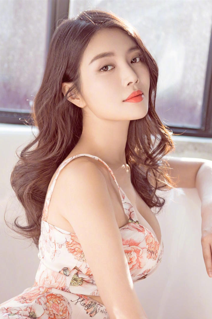 超高清浴缸里的国内极品美女明星徐冬冬写真图片