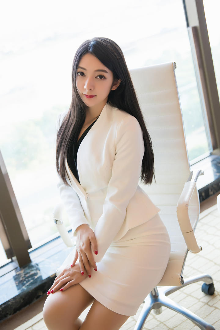 坐在椅子上的高清极品制服性感美女图片