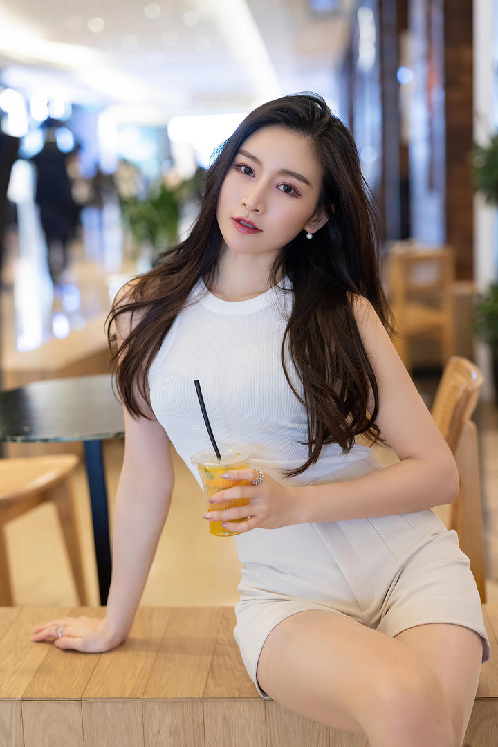喝饮料的气质美女Vanessa写真图片