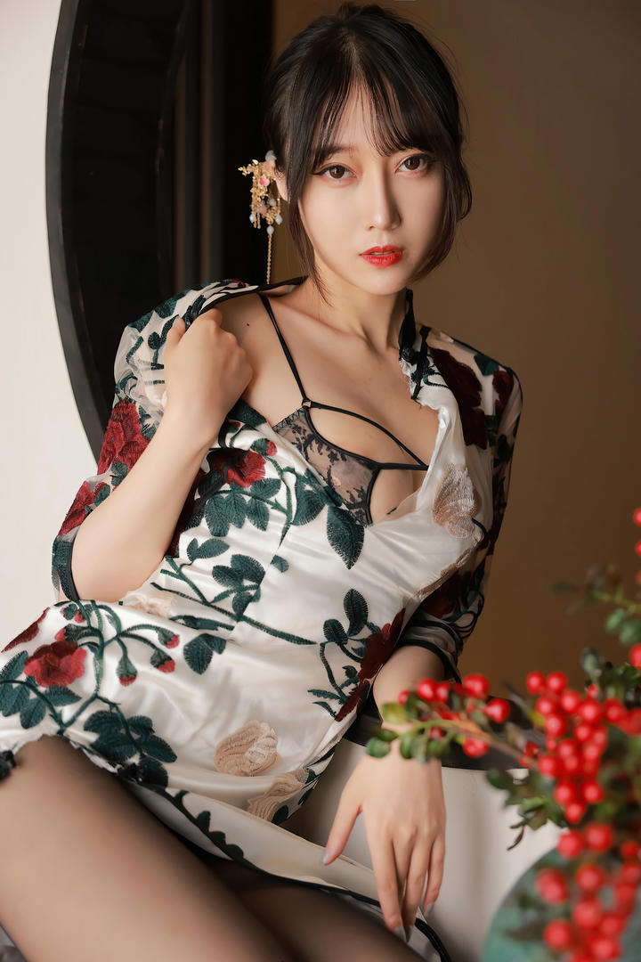 搔首弄姿的性感旗袍美女玥儿国产精品美女大胆私拍图片