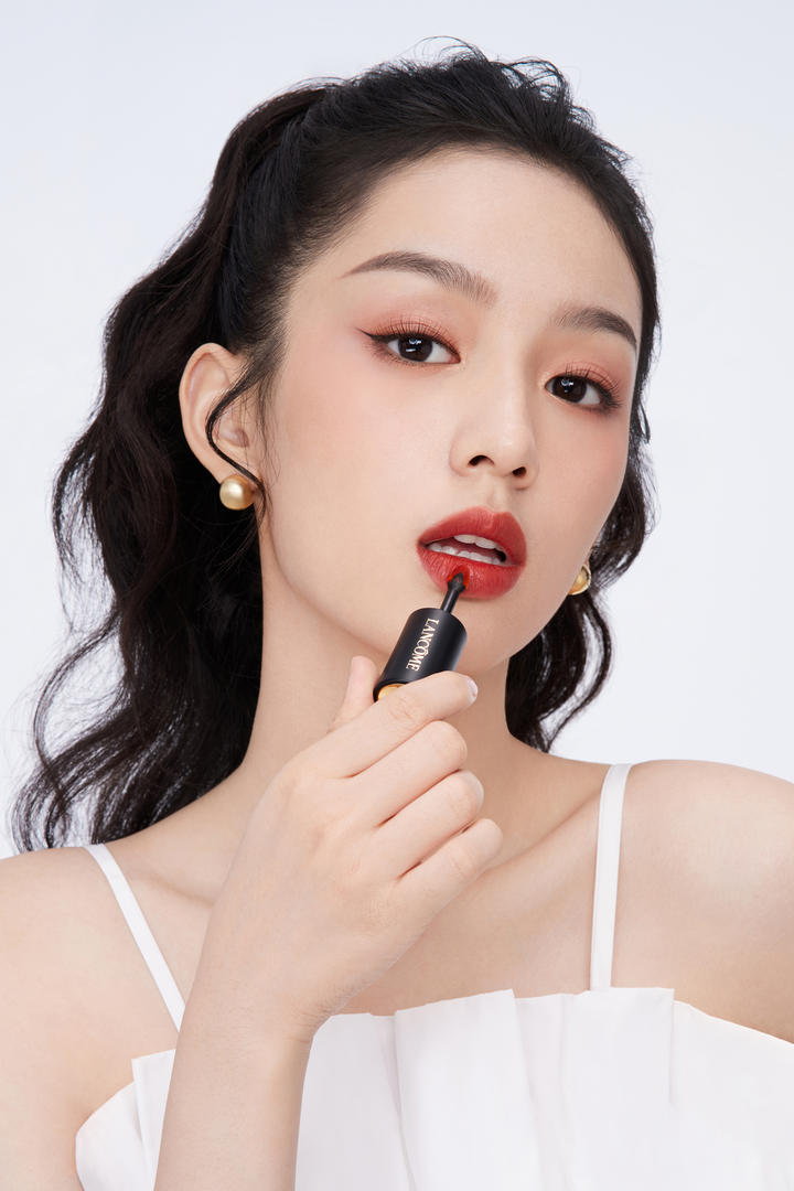 超高清美妆博主周也美女涂口红写真图片