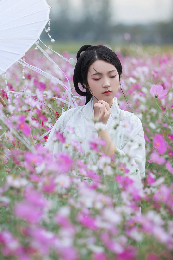 花丛中的古装汉服美女高清手机壁纸图片大全