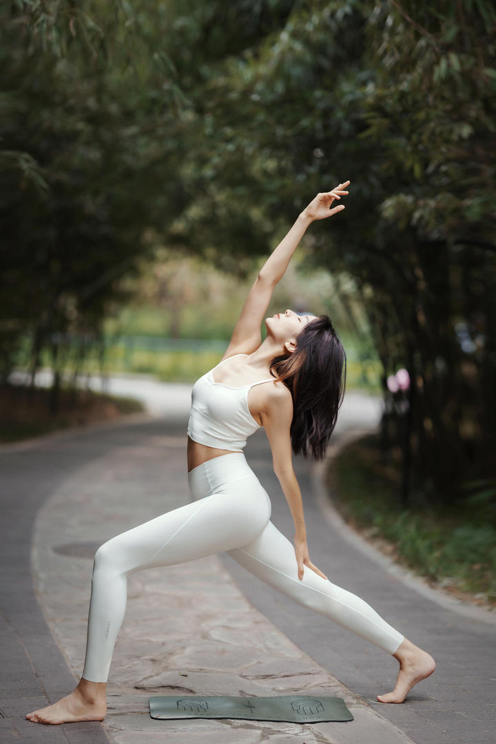 优美瑜伽美女紧身裤女生人体摄影写真图片
