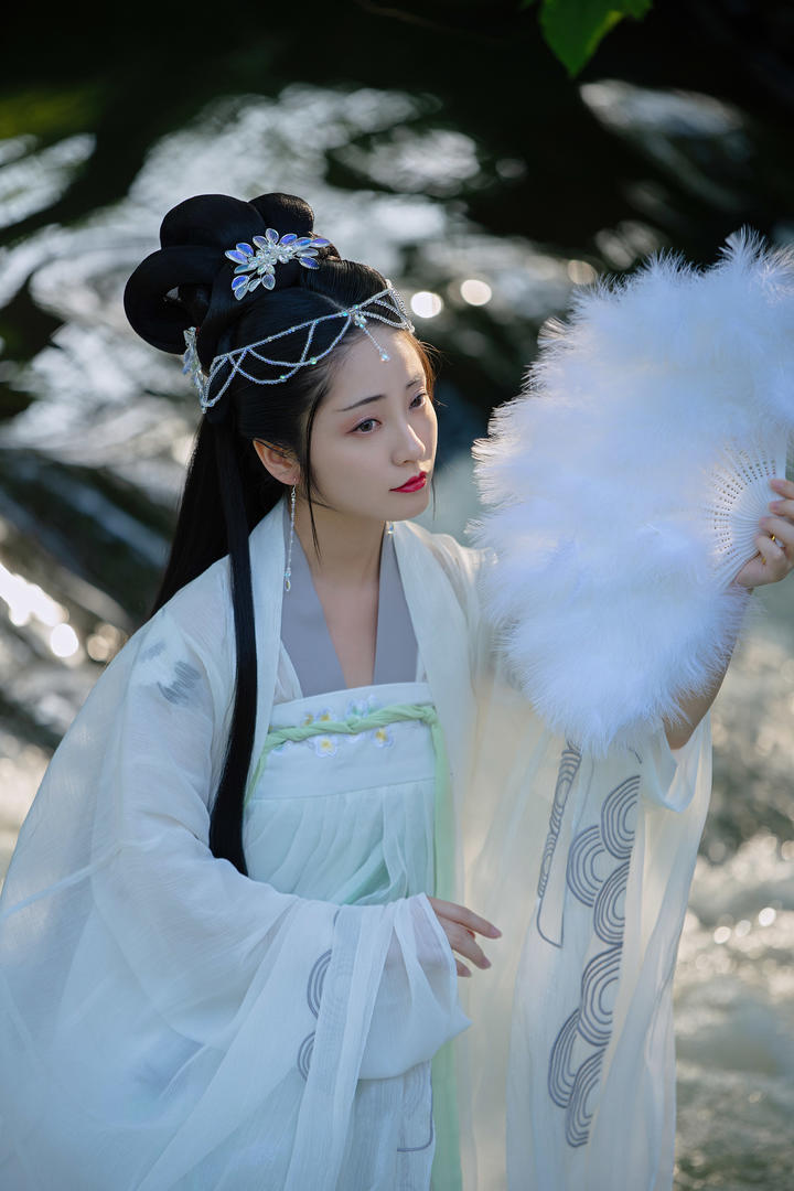 手拿羽扇的古典古装美女艺术写真图片大全
