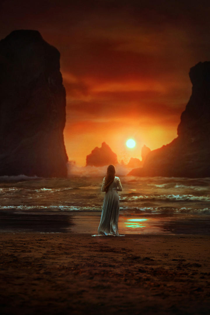 夕阳下的海边女生艺术摄影图片