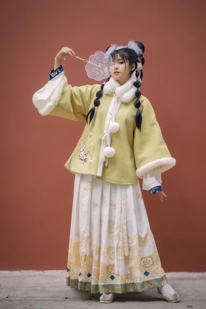 穿着冬衣的古装美女艺术写真图片