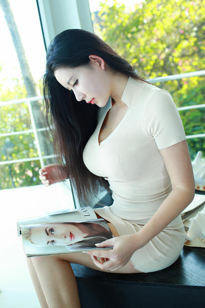 看杂志的大胸美女写真