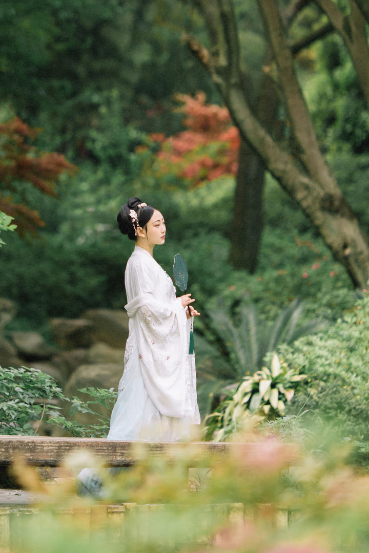公园里散步的古风头像美女写真图片