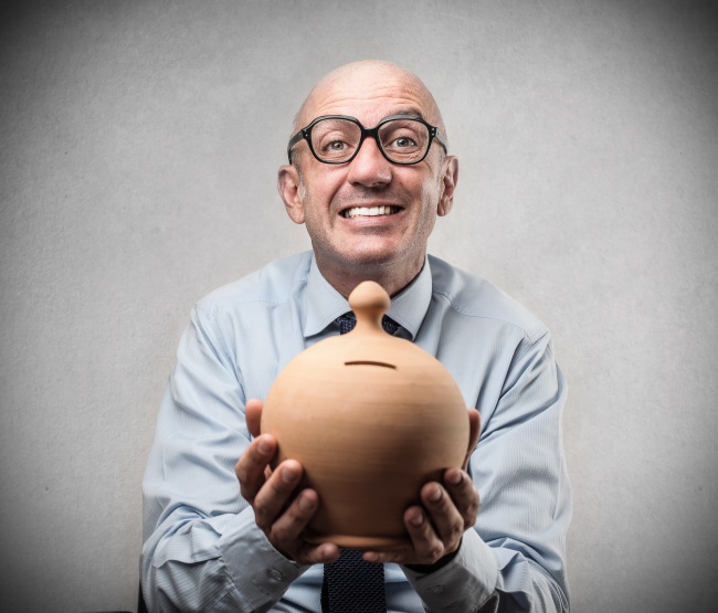 捧着储蓄罐的光头男士图片