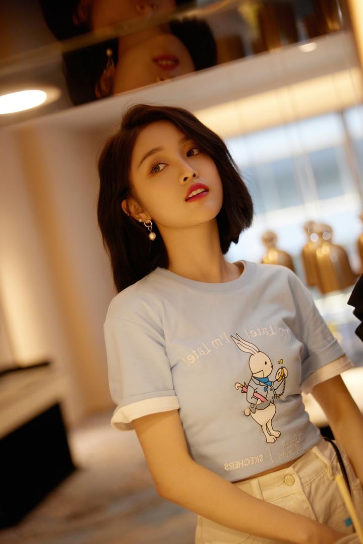 高清吴宣仪甜美可爱夏日穿搭写真美照