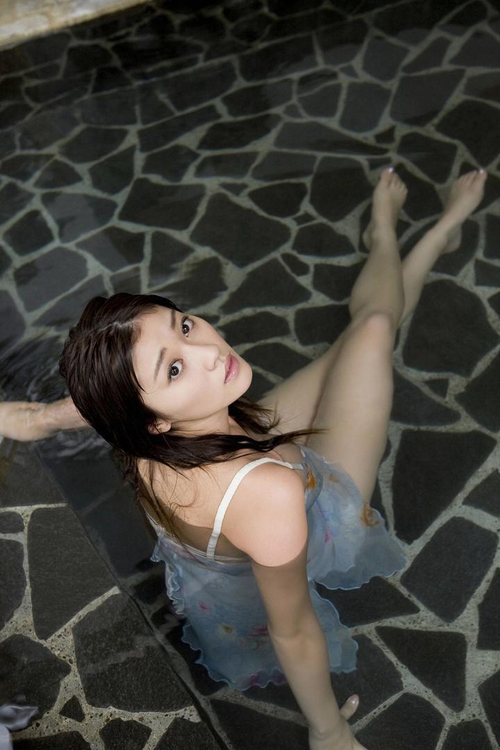 岛国AV女优泡温泉性感写真套图