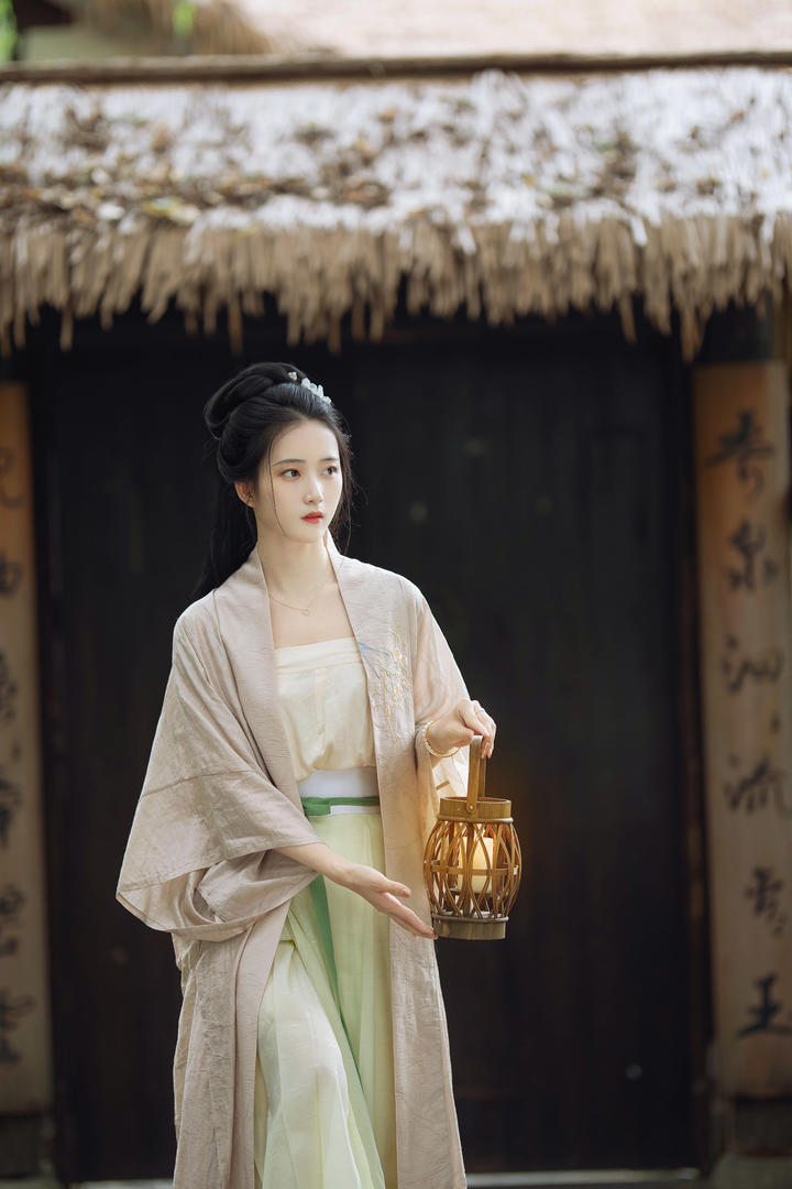 提着灯笼的唯美清纯古装美女个人艺术写真套图