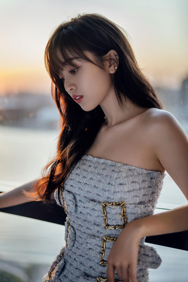 中国美女明星吴宣仪海边落日摄影写真图片