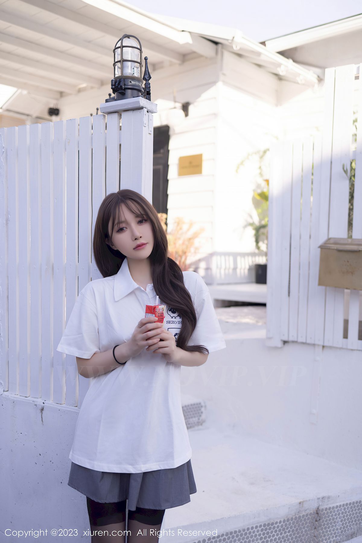 秀人网美女模特鱼子酱Fish白衬衫搭配灰色短裙日本旅拍