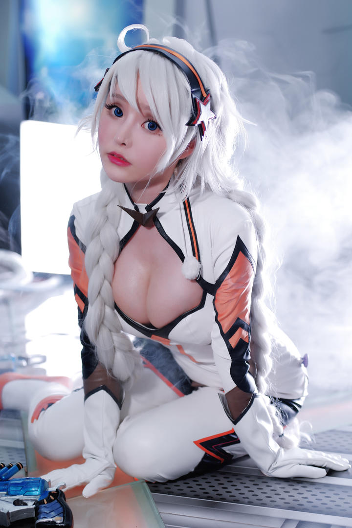 坐在地上的卡通少女艺术写真