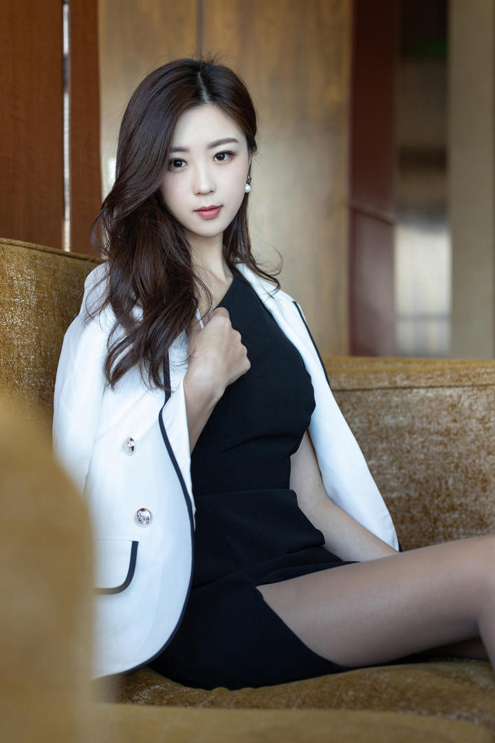 披着白色西装的成熟御姐杨紫嫣亚洲美女图片