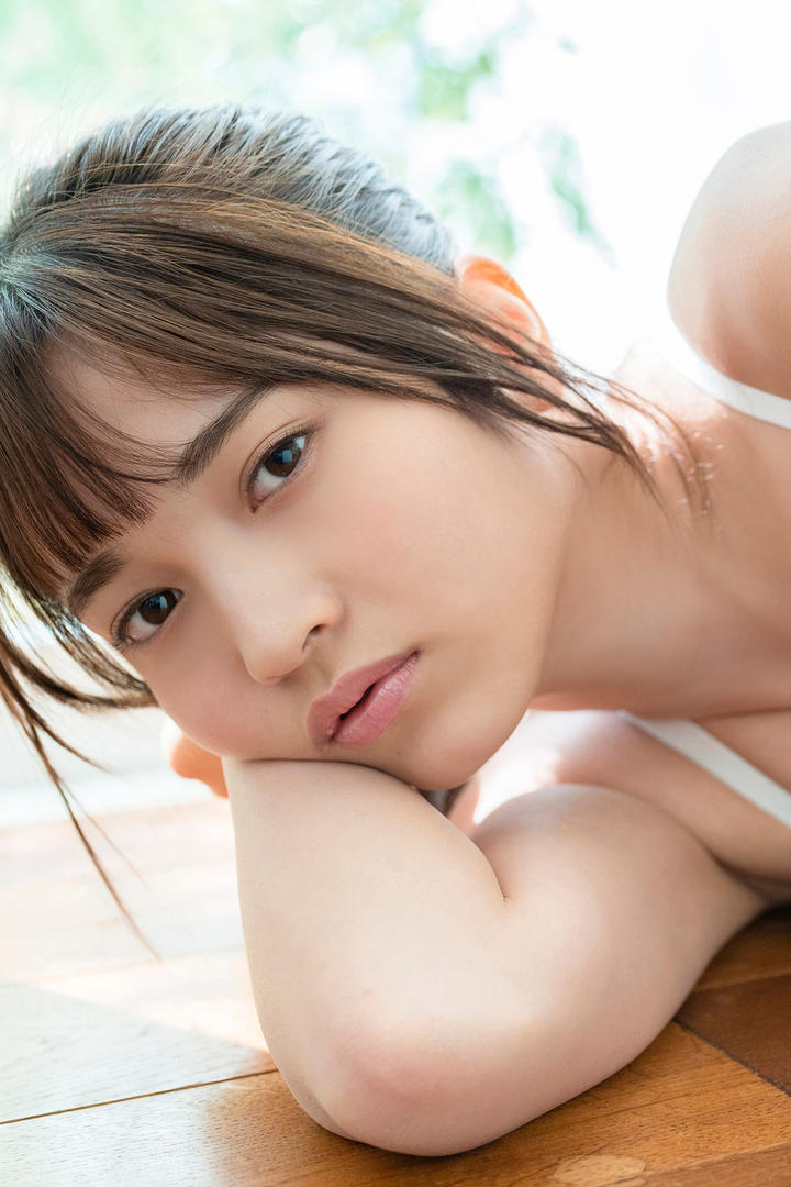 清纯日本嫩模美女近距离特写艺术照