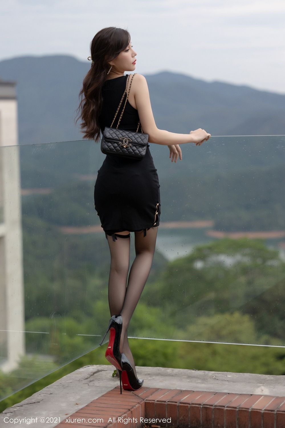 秀人网性感女神芝芝Booty黑丝美腿+镂空情趣内衣系列写真