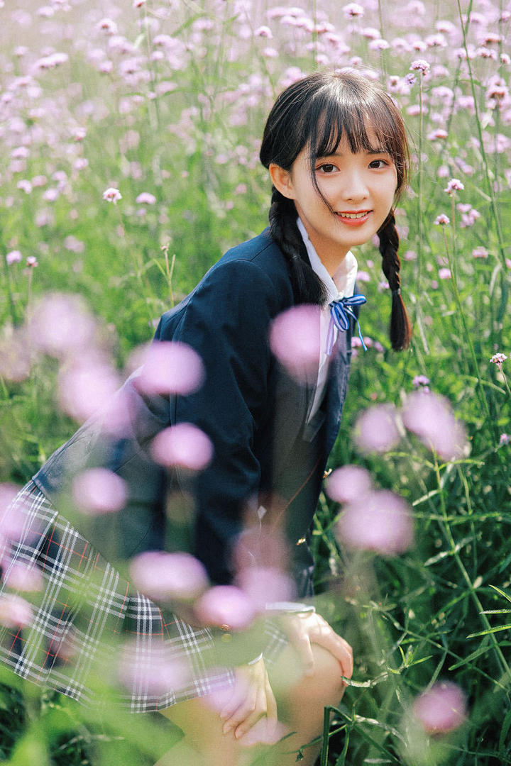 花丛中的唯美清纯制服美女写真图片