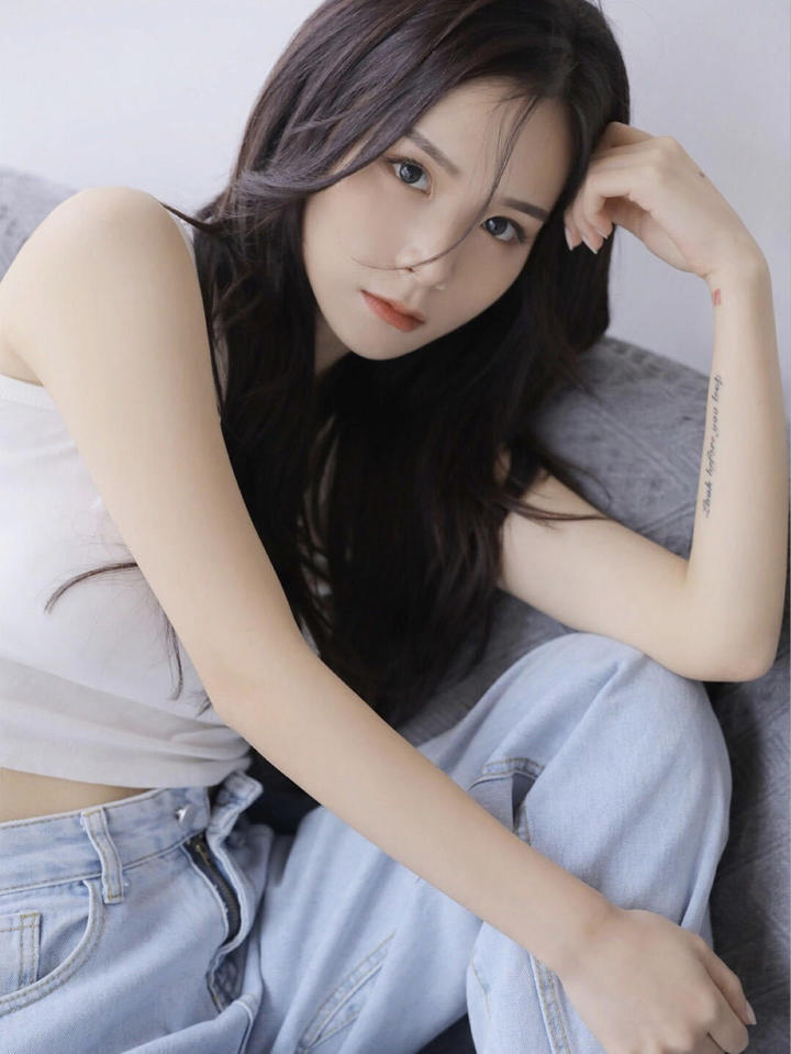 清纯甜美白皙皮肤牛仔裤美女写真