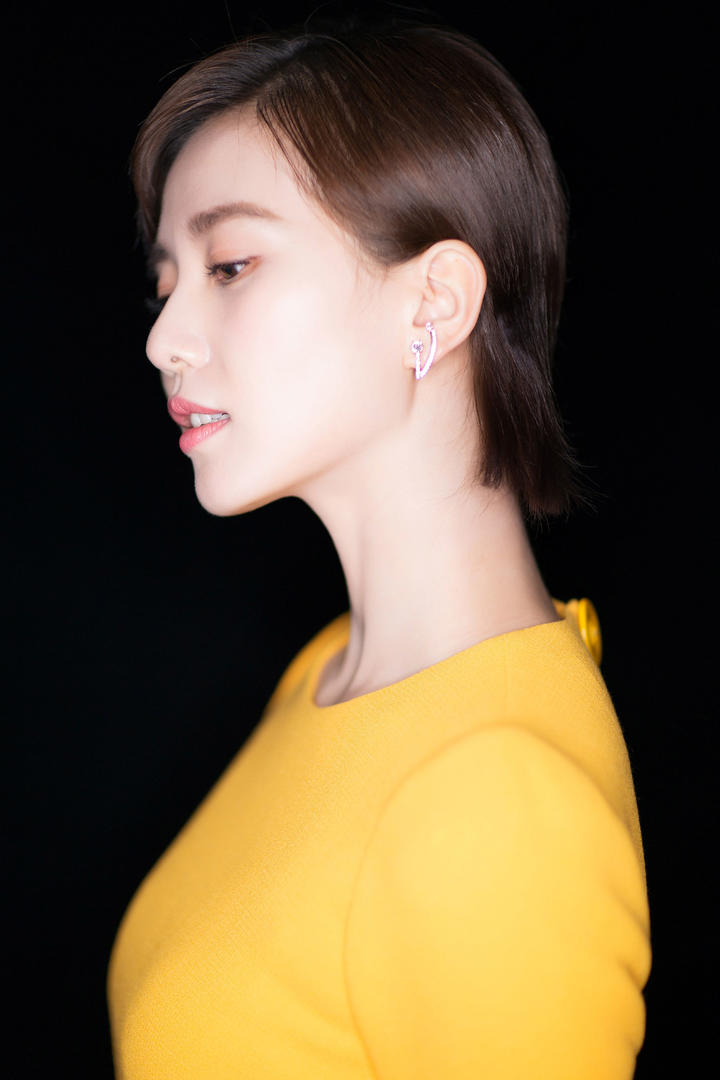 刘诗诗干练短发发型侧脸写真图片