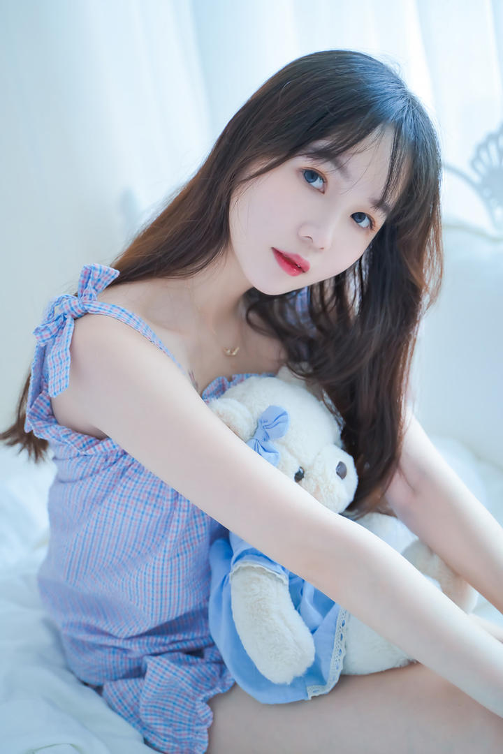 抱着布娃娃的清纯美女壁纸图片
