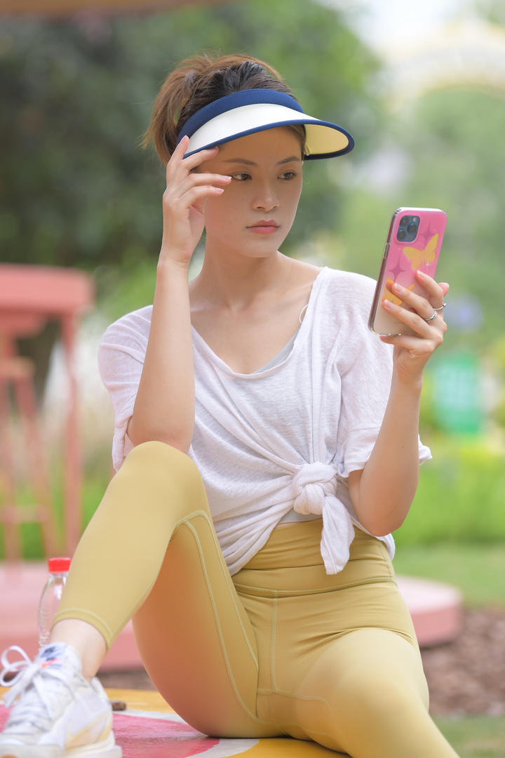 99精品国内偷拍紧身裤黄色美女瑜伽性感图片