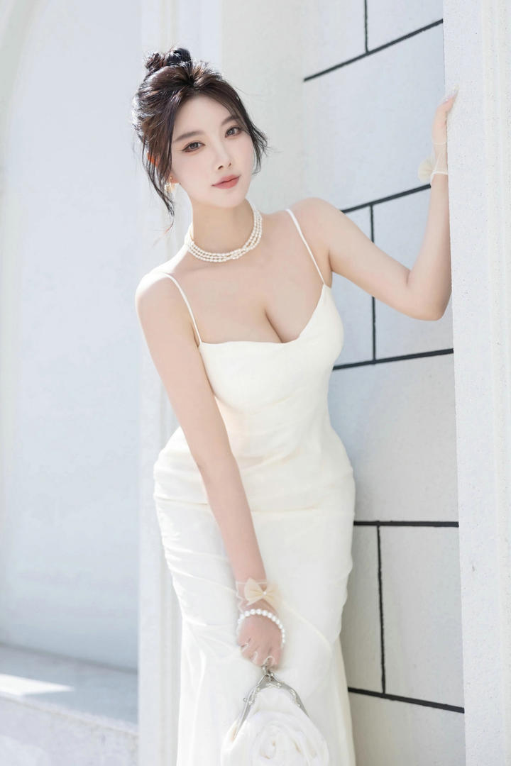 优雅性感的极品女神杨晨晨个人写真艺术照图片