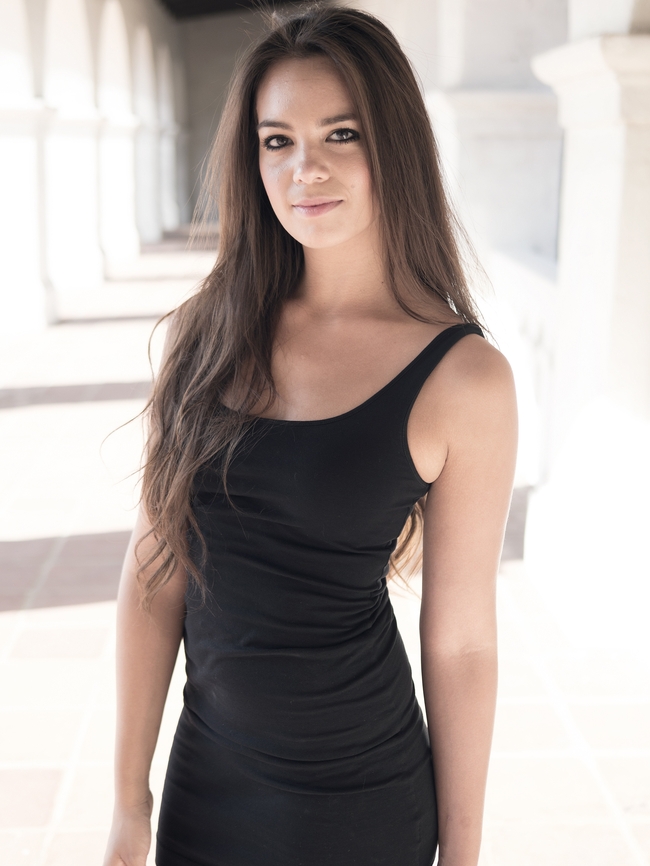 性感紧身黑色背心裙美女人体模特图片