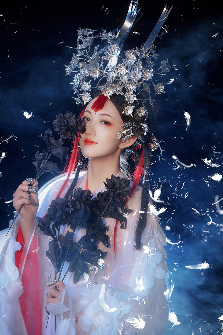 拿着黑色花朵的唯美古装美女图片