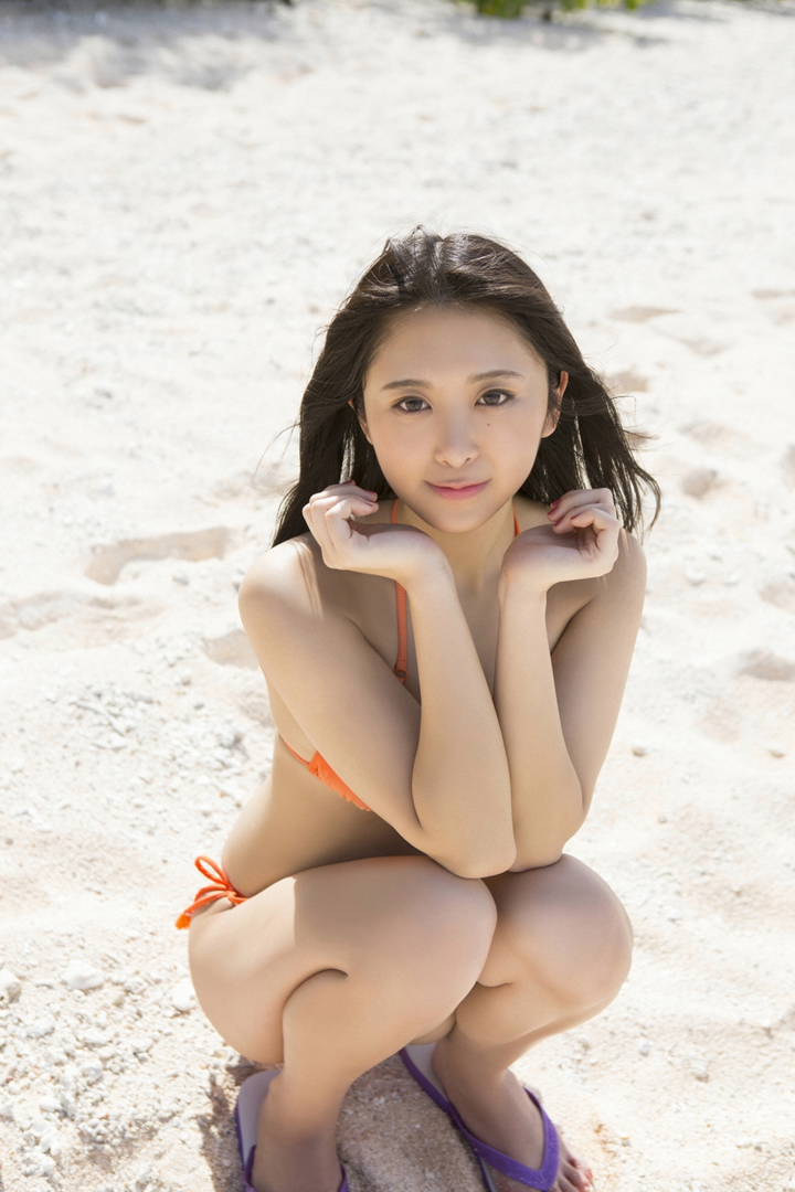 蹲在沙滩上的日本美女比基尼性感写真图片