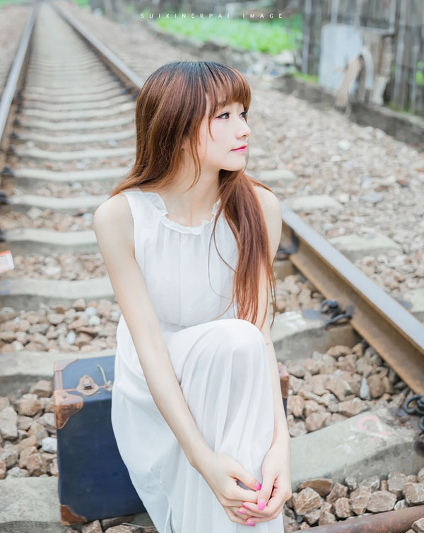 铁轨上90后美女 清纯的微笑