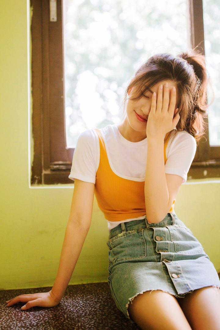 捂着脸的清纯短裙美女