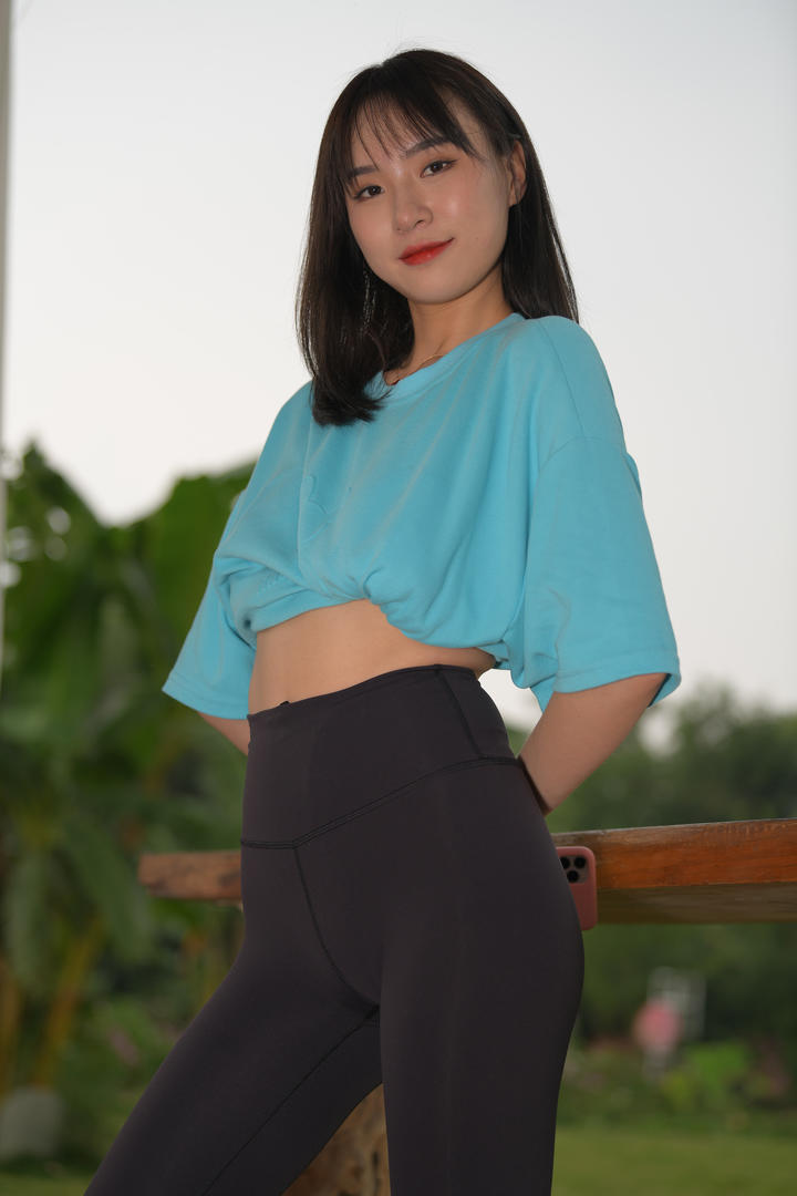 黑色紧身裤美女户外摄影写真图片