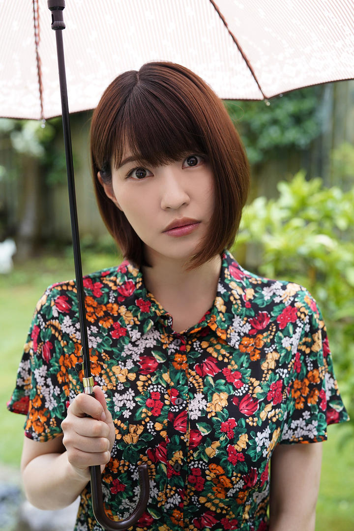 撑着伞的高清日本性感短发美女图片