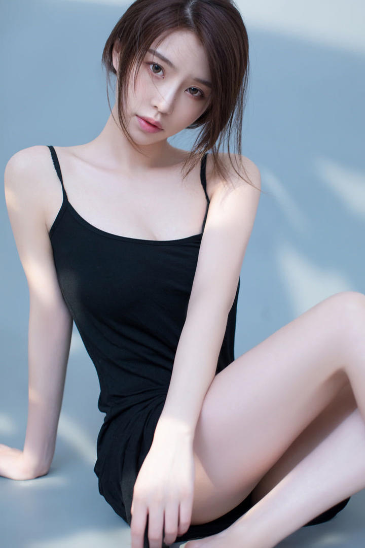 穿着黑色性感吊带短裙的美女图片