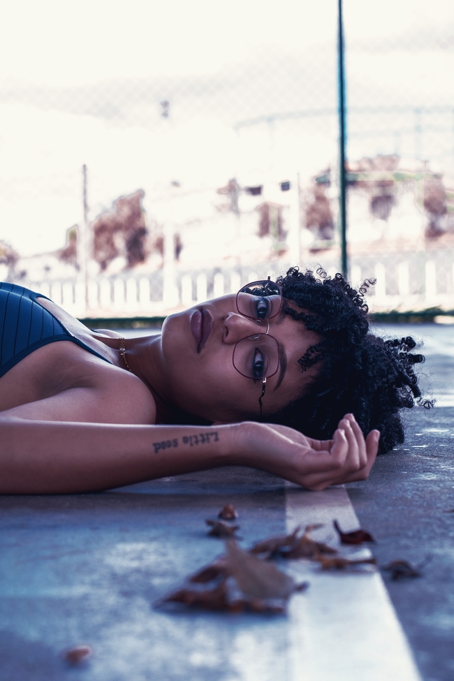 时尚随意风性感黑人美女图片