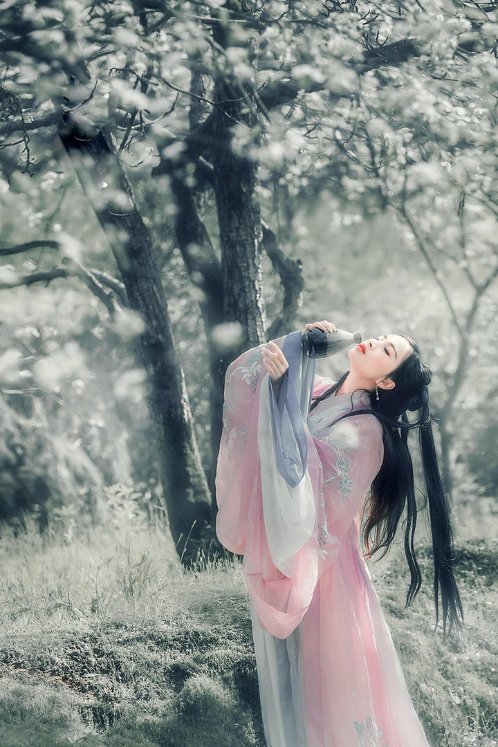 唯美喝酒的古装美女图片